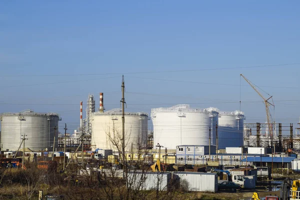 Rafineri. Rezervuarlar rafineri ürünleri depolama için. Düzeltme sütunlar. Damıtma sütunları, borular ve diğer ekipman fırınları rafineri. Petrol rafinerisi. Birincil Petrol arıtma için donatım.