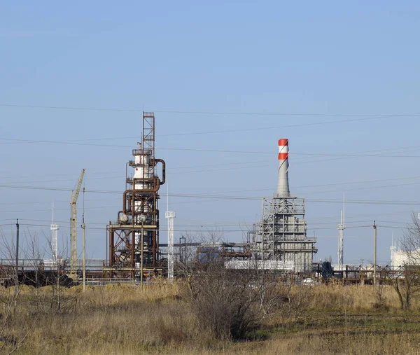 Yakıt petrol derin işleme sütun. Akaryakıt Isıtma için bir fırın. Yakıt petrol işleme. Petrol rafine. Damıtma sütunları, borular ve diğer ekipman fırınları rafineri. Petrol rafinerisi. Birincil petrol arıtma için donatım.