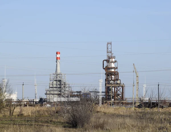 Yakıt petrol derin işleme sütun. Akaryakıt Isıtma için bir fırın. Yakıt petrol işleme. Petrol rafine. Damıtma sütunları, borular ve diğer ekipman fırınları rafineri. Petrol rafinerisi. Birincil petrol arıtma için donatım.