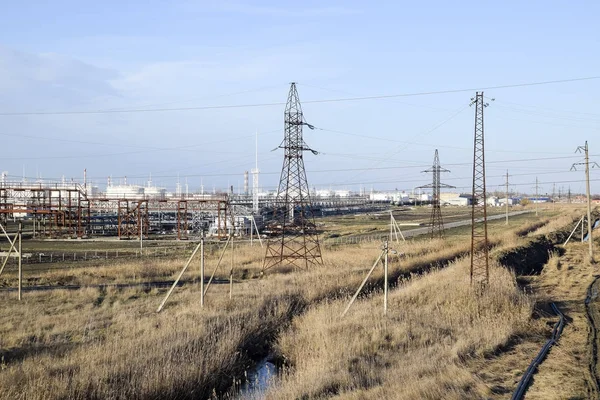 Damıtma sütunları, borular ve diğer ekipman fırınları rafineri. Petrol rafinerisi. Birincil Petrol arıtma için donatım.