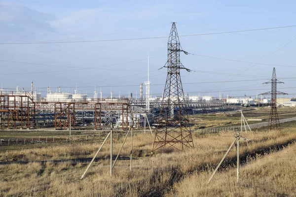 Damıtma sütunları, borular ve diğer ekipman fırınları rafineri. Petrol rafinerisi. Birincil Petrol arıtma için donatım.