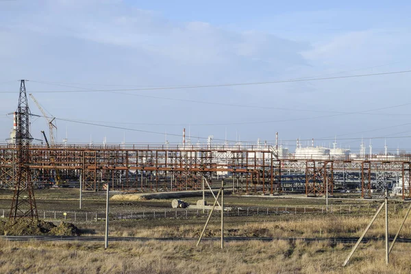 Damıtma sütunları, borular ve diğer ekipman fırınları rafineri. Petrol rafinerisi. Birincil Petrol arıtma için donatım.