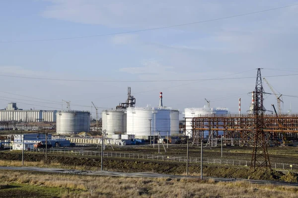 Damıtma sütunları, borular ve diğer ekipman fırınları rafineri. Petrol rafinerisi. Birincil Petrol arıtma için donatım.