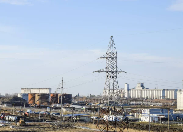 Damıtma sütunları, borular ve diğer ekipman fırınları rafineri. Petrol rafinerisi. Birincil Petrol arıtma için donatım.