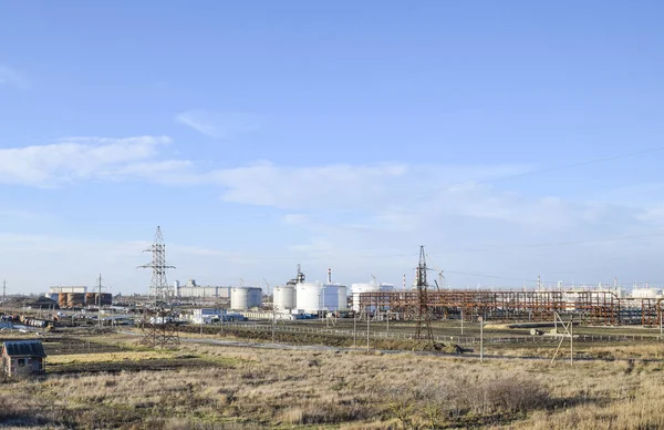 Damıtma sütunları, borular ve diğer ekipman fırınları rafineri. Petrol rafinerisi. Birincil Petrol arıtma için donatım.