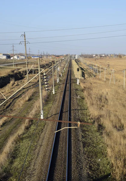 鉄道をプロットします レールの平面図です 電車の高電圧送電線 — ストック写真