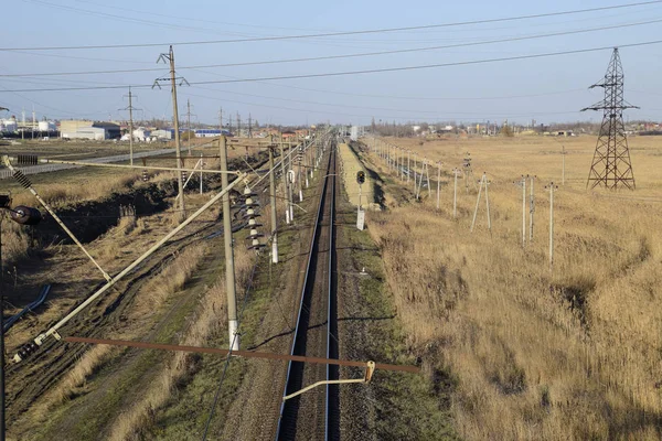 Arsa demiryolu. Üstten Görünüm raylar üzerinde. Yüksek voltajlı elektrik hatları için elektrikli trenler.