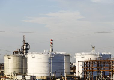 Dikey çelik tank. Yağ, benzin, gazyağı, dizel motor ve diğer sıvı depolama kapasiteleri. Damıtma sütunları, borular ve diğer ekipman fırınları rafineri. Petrol rafinerisi. Birincil petrol arıtma için donatım.