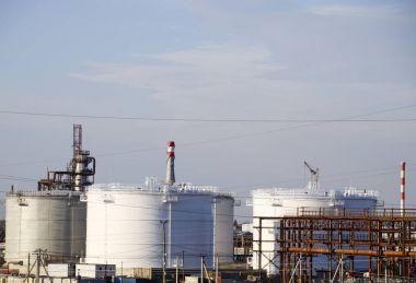 Dikey çelik tank. Yağ, benzin, gazyağı, dizel motor ve diğer sıvı depolama kapasiteleri. Damıtma sütunları, borular ve diğer ekipman fırınları rafineri. Petrol rafinerisi. Birincil petrol arıtma için donatım.