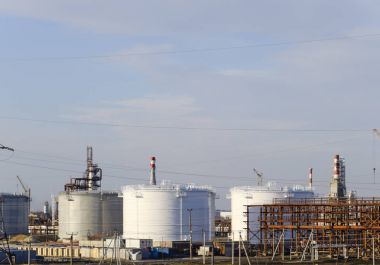 Damıtma sütunları, borular ve diğer ekipman fırınları rafineri. Petrol rafinerisi. Birincil Petrol arıtma için donatım.