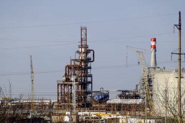 Yakıt yağının işleme kolonu. Yakıt yağı için bir fırın. Yakıt işleniyor. Petrol rafinerisi. Damıtma kolonları, borular ve diğer teçhizat rafinerileri. Birincil arıtma için ekipman.