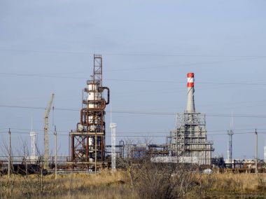 Yakıt yağının işleme kolonu. Yakıt yağı için bir fırın. Yakıt işleniyor. Petrol rafinerisi. Damıtma kolonları, borular ve diğer teçhizat rafinerileri. Birincil arıtma için ekipman.