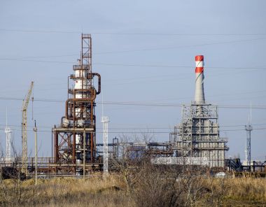 Yakıt yağının işleme kolonu. Yakıt yağı için bir fırın. Yakıt işleniyor. Petrol rafinerisi. Damıtma kolonları, borular ve diğer teçhizat rafinerileri. Birincil arıtma için ekipman.