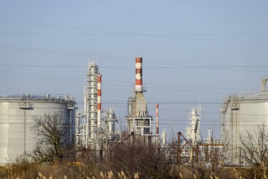 Damıtma sütunları, borular ve diğer ekipman fırınları rafineri. Petrol rafinerisi. Birincil Petrol arıtma için donatım.