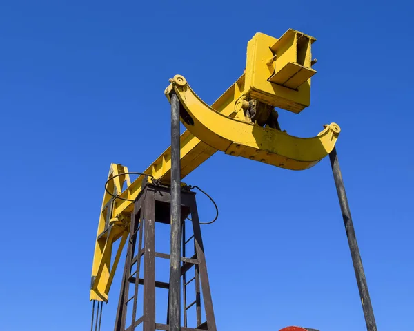 Pompen eenheid als de oliepomp geïnstalleerd op een goed — Stockfoto