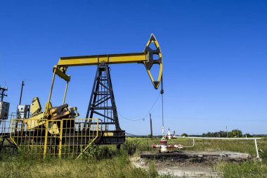 Petrol pompası bir kuyuya yerleştirildiğinde pompalama ünitesi. Petrol sahaları ekipmanı.