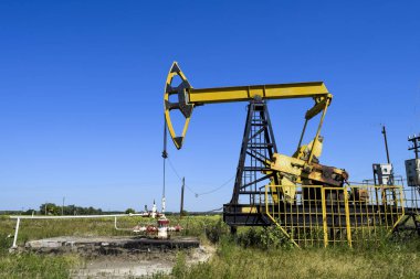 Petrol pompası bir kuyuya yerleştirildiğinde pompalama ünitesi. Petrol sahaları ekipmanı.