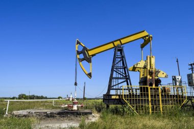 Petrol pompası bir kuyuya yerleştirildiğinde pompalama ünitesi. Petrol sahaları ekipmanı.