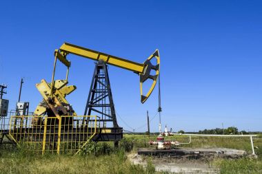 Petrol pompası bir kuyuya yerleştirildiğinde pompalama ünitesi. Petrol sahaları ekipmanı.