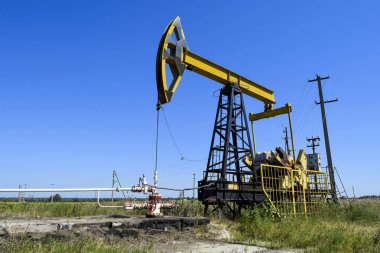 Petrol pompası bir kuyuya yerleştirildiğinde pompalama ünitesi. Petrol sahaları ekipmanı.
