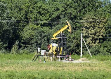 Petrol pompası bir kuyuya yerleştirildiğinde pompalama ünitesi. Petrol sahaları ekipmanı.