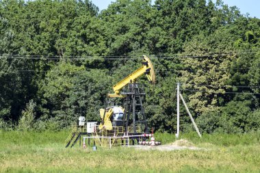 Petrol pompası bir kuyuya yerleştirildiğinde pompalama ünitesi. Petrol sahaları ekipmanı.