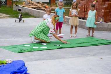 köy Poltavskaja, Rusya Federasyonu - 8 Eylül 2017: boş zaman etkinlikleri okul öncesi çocukların. Animatörler adlı bir çocuk partisi. Oyunculuk ve geliştirme Oyunlar çocuklar için