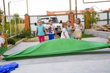 köy Poltavskaja, Rusya Federasyonu - 8 Eylül 2017: boş zaman etkinlikleri okul öncesi çocukların. Animatörler adlı bir çocuk partisi. Oyunculuk ve geliştirme Oyunlar çocuklar için
