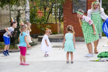 köy Poltavskaja, Rusya Federasyonu - 8 Eylül 2017: boş zaman etkinlikleri okul öncesi çocukların. Animatörler adlı bir çocuk partisi. Oyunculuk ve geliştirme Oyunlar çocuklar için