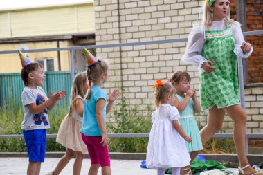 köy Poltavskaja, Rusya Federasyonu - 8 Eylül 2017: boş zaman etkinlikleri okul öncesi çocukların. Animatörler adlı bir çocuk partisi. Oyunculuk ve geliştirme Oyunlar çocuklar için