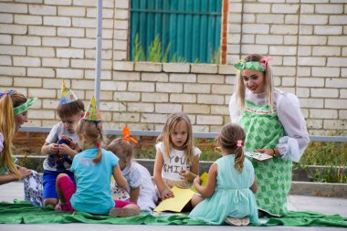 köy Poltavskaja, Rusya Federasyonu - 8 Eylül 2017: boş zaman etkinlikleri okul öncesi çocukların. Animatörler adlı bir çocuk partisi. Oyunculuk ve geliştirme Oyunlar çocuklar için