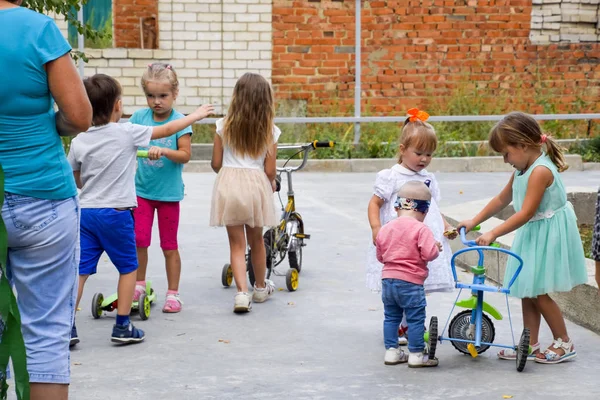 Vrije tijd voor kleuters. Tekenaars op een kinderfeest. Handelen en de ontwikkeling van spellen voor kinderen. — Stockfoto