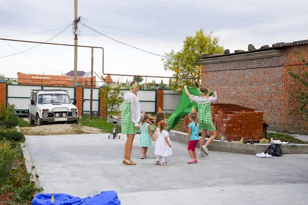 köy Poltavskaja, Rusya Federasyonu - 8 Eylül 2017: boş zaman etkinlikleri okul öncesi çocukların. Animatörler adlı bir çocuk partisi. Oyunculuk ve geliştirme Oyunlar çocuklar için