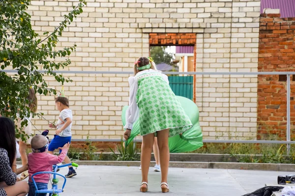 köy Poltavskaja, Rusya Federasyonu - 8 Eylül 2017: boş zaman etkinlikleri okul öncesi çocukların. Animatörler adlı bir çocuk partisi. Oyunculuk ve geliştirme Oyunlar çocuklar için