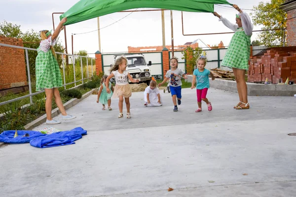 köy Poltavskaja, Rusya Federasyonu - 8 Eylül 2017: boş zaman etkinlikleri okul öncesi çocukların. Animatörler adlı bir çocuk partisi. Oyunculuk ve geliştirme Oyunlar çocuklar için