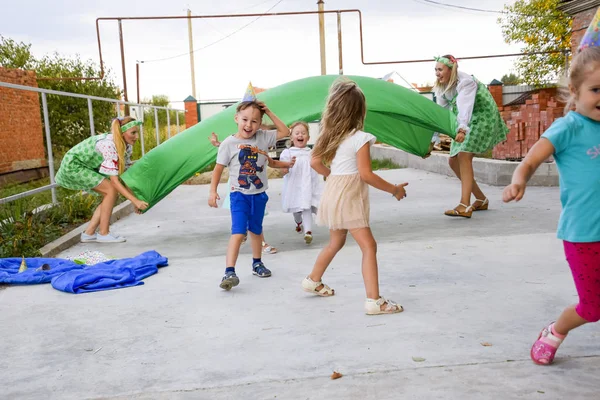 köy Poltavskaja, Rusya Federasyonu - 8 Eylül 2017: boş zaman etkinlikleri okul öncesi çocukların. Animatörler adlı bir çocuk partisi. Oyunculuk ve geliştirme Oyunlar çocuklar için