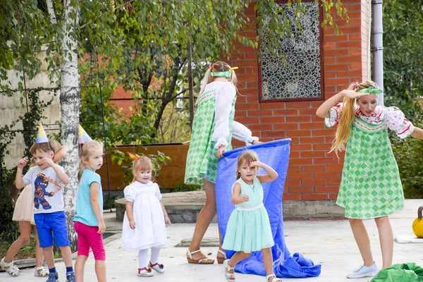 köy Poltavskaja, Rusya Federasyonu - 8 Eylül 2017: boş zaman etkinlikleri okul öncesi çocukların. Animatörler adlı bir çocuk partisi. Oyunculuk ve geliştirme Oyunlar çocuklar için