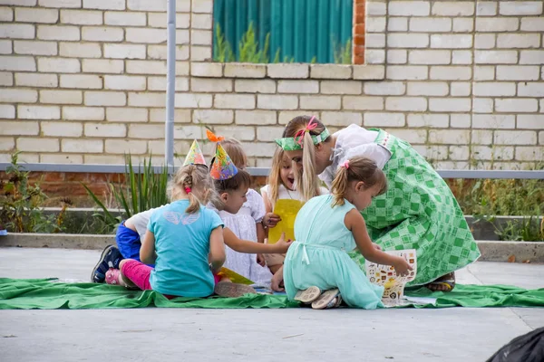 Wieś Poltavskaja Rosja Września 2017 Wypoczynek Dzieci Wieku Przedszkolnym Animatorzy — Zdjęcie stockowe