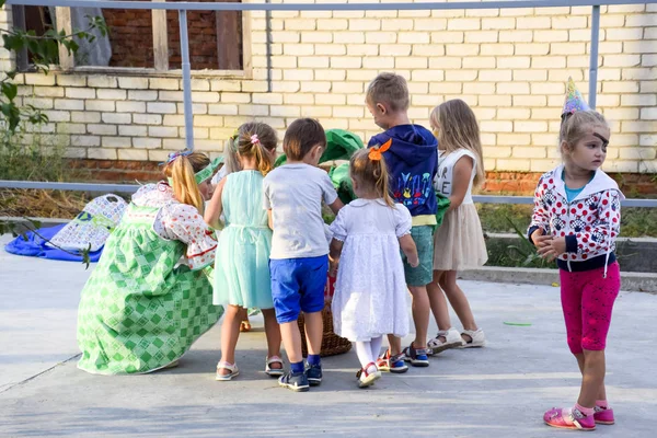 Wypoczynek dzieci w wieku przedszkolnym. Animatorzy dla dzieci party. Stanowiąc i zabawy rozwijające dla dzieci. — Zdjęcie stockowe