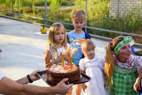 Wypoczynek dzieci w wieku przedszkolnym. Animatorzy dla dzieci party. Stanowiąc i zabawy rozwijające dla dzieci. — Zdjęcie stockowe