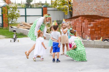 Okul öncesi çocukların eğlence. Animatörler adlı bir çocuk partisi. Oyunculuk ve geliştirme Oyunlar çocuklar için.