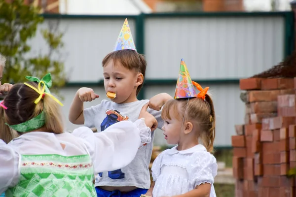 Ocio de los niños preescolares. Animadores en una fiesta infantil. Actuar y desarrollar juegos para niños . — Foto de Stock