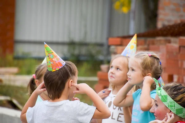 Loisirs des enfants d'âge préscolaire. Animateurs à une fête d'enfants. Jeux d'action et de développement pour enfants . — Photo