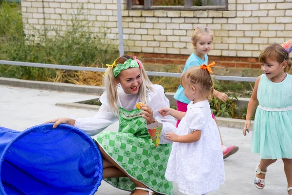 Wieś Poltavskaja Rosja Września 2017 Wypoczynek Dzieci Wieku Przedszkolnym Animatorzy — Zdjęcie stockowe