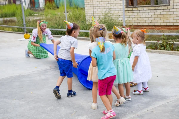 Wieś Poltavskaja Rosja Września 2017 Wypoczynek Dzieci Wieku Przedszkolnym Animatorzy — Zdjęcie stockowe