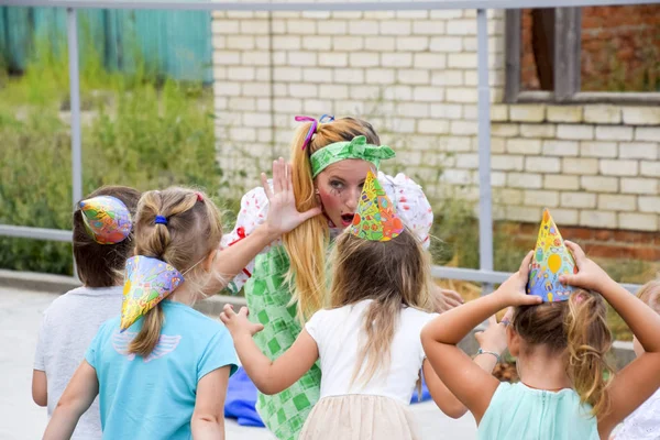 köy Poltavskaja, Rusya Federasyonu - 8 Eylül 2017: boş zaman etkinlikleri okul öncesi çocukların. Animatörler adlı bir çocuk partisi. Oyunculuk ve geliştirme Oyunlar çocuklar için