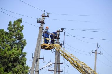 Elektrik güç hattı bir asansör ile onarmak. İş onarın. Geçerli elektrik tesisatı tamiri.