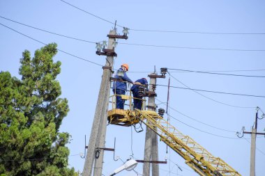 Slavyansk Kuban, Rusya-7 Eylül 2017: elektrikçiler onarım bir asansör ile güç hattı. İş onarın. Geçerli elektrik tesisatı tamiri.