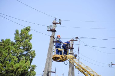 Elektrik güç hattı bir asansör ile onarmak. İş onarın. Geçerli elektrik tesisatı tamiri.