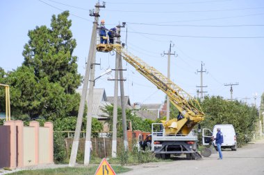 Slavyansk Kuban, Rusya-7 Eylül 2017: elektrikçiler onarım bir asansör ile güç hattı. İş onarın. Geçerli elektrik tesisatı tamiri.